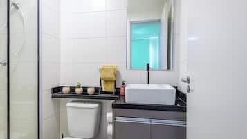 Standard-Apartment, Flussblick | Badezimmer | Dusche, kostenlose Toilettenartikel, Haartrockner, Handtücher