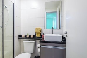 Appartamento Standard, vista fiume | Bagno | Doccia, set di cortesia gratuito, asciugacapelli, asciugamani