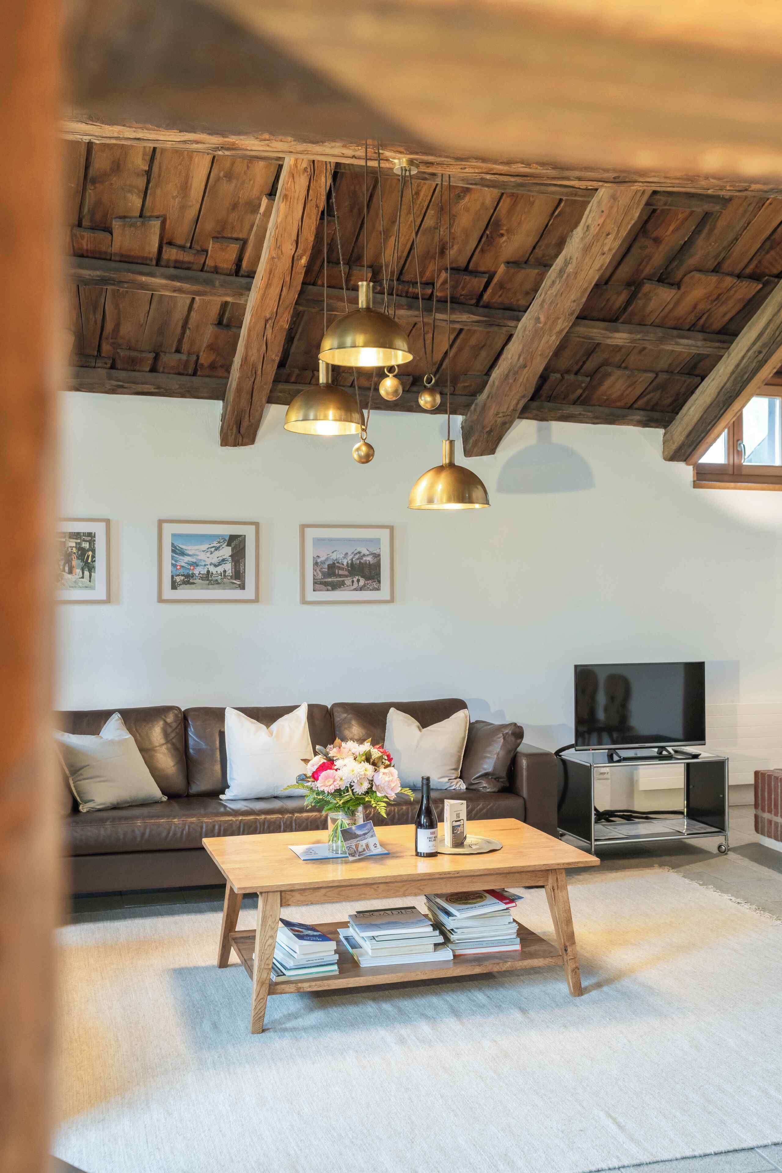 Loftsleilighet – executive | Oppholdsområde | En 43-tommers smart-TV med Parabol-TV