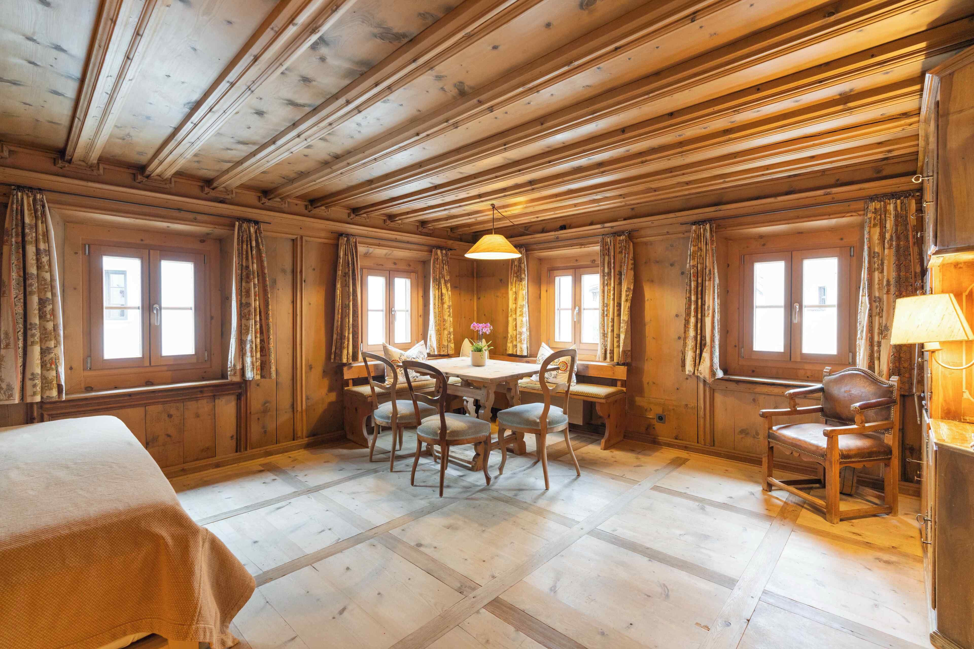 Tradisjonell leilighet | Oppholdsområde | En 43-tommers smart-TV med Parabol-TV