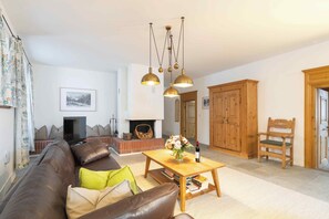 Appartement Deluxe | Coin séjour | TV connectée de 43 pouces avec chaînes par satellite