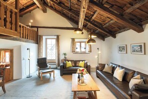 Executive penthouse | Woonruimte | Een 43-inch smart-tv met satellietzenders