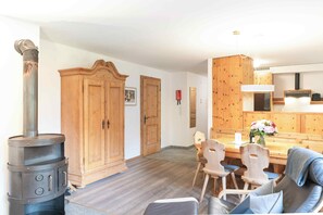 Deluxe Condo, 1 Bedroom, Balcony, Ground Floor | Dining room - Chesa Michel (Bever)