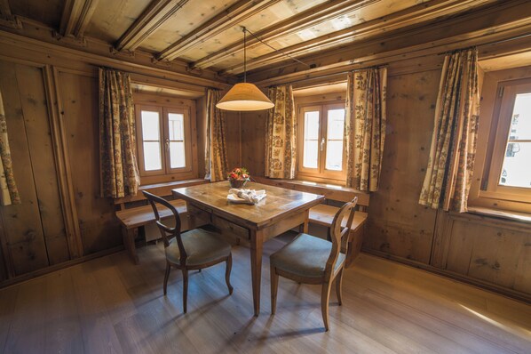 Traditional Apartment | Dining room