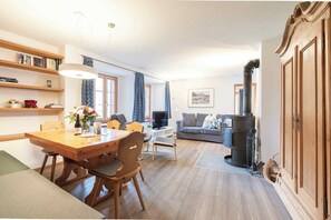 Appart'hôtel Deluxe, 1 chambre, balcon, rez-de-chaussée | Coin séjour | TV connectée de 43 pouces avec chaînes par satellite