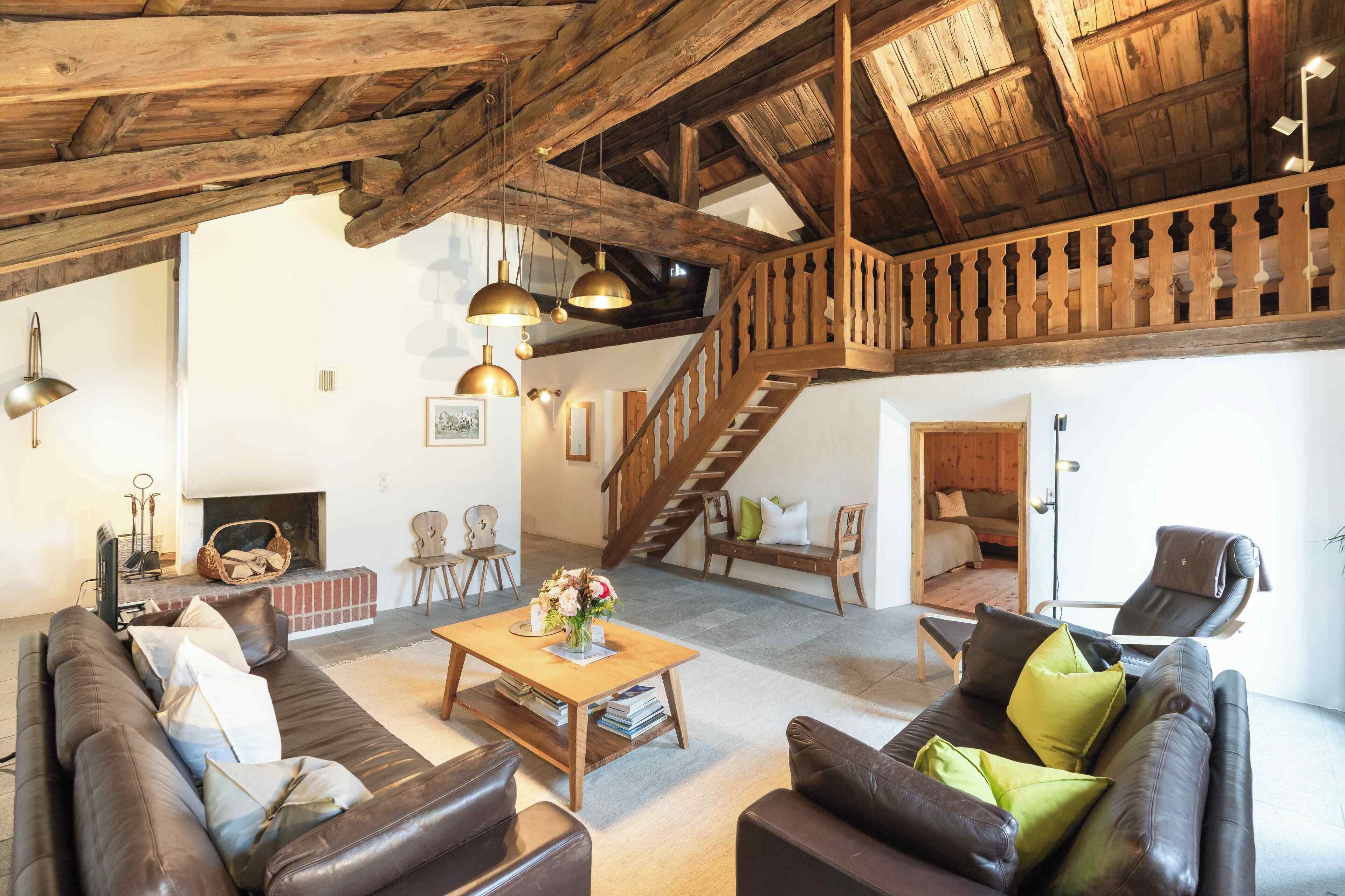 Loftsleilighet – executive | Oppholdsområde | En 43-tommers smart-TV med Parabol-TV