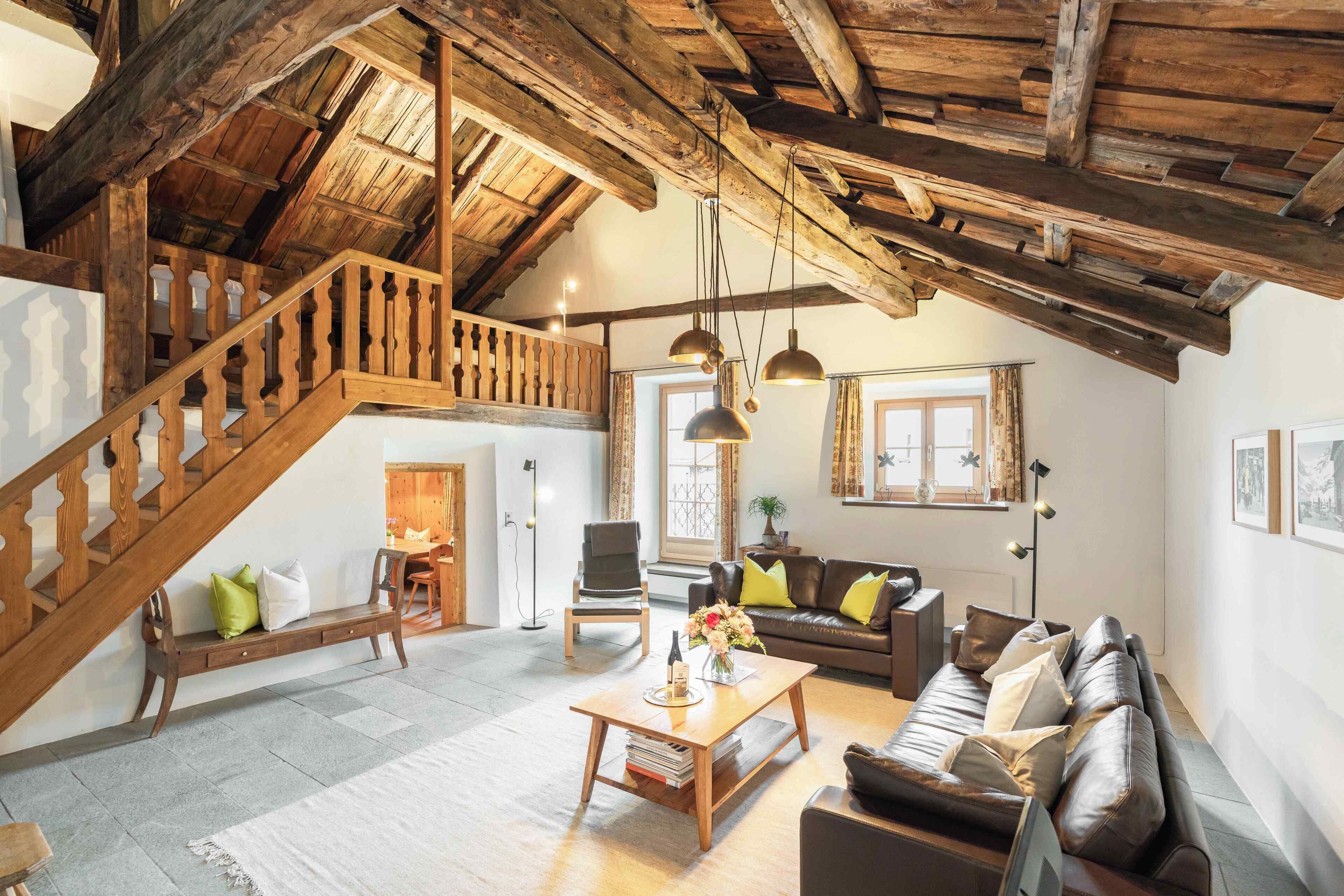 Loftsleilighet – executive | Oppholdsområde | En 43-tommers smart-TV med Parabol-TV