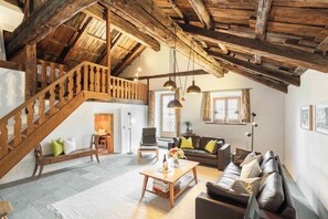 Executive penthouse | Woonruimte | Een 43-inch smart-tv met satellietzenders