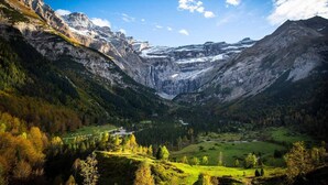 A mountainous landscape with a valley, a road, and a small settlement. - Cosy Stay in Barèges – Mountain Views, Wi-Fi, Free Parking, Near Ski Slopes (Barèges)