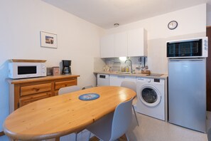 冰箱、微波炉、烤箱、炉灶