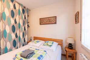1 habitación, tabla de planchar con plancha, wifi gratis y ropa de cama 