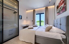3 chambres, fer et planche à repasser, draps fournis