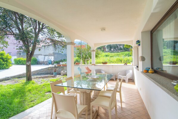 屋外ダイニングエリア