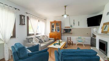 Een televisie en een open haard