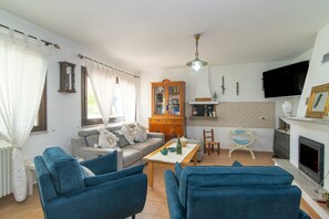 TV, fireplace - Room 'Perla' with Shared Pool, Wi-Fi and Air Conditioning (Torpè)