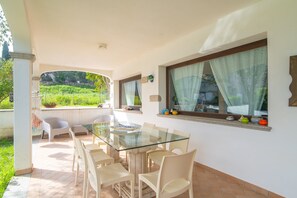 Outdoor dining - Room 'Perla' with Shared Pool, Wi-Fi and Air Conditioning (Torpè)