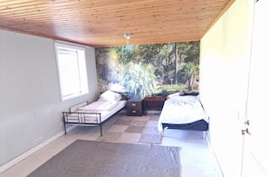 4 bedrooms, iron/ironing board, WiFi, bed sheets