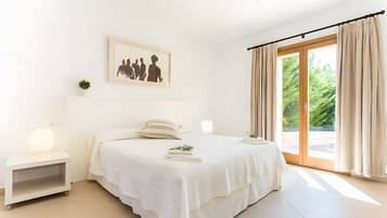 4 bedrooms, iron/ironing board, free WiFi, bed sheets