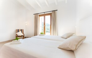 4 bedrooms, iron/ironing board, free WiFi, bed sheets