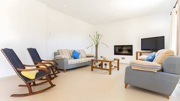 Een televisie, een dvd-speler en een stereo