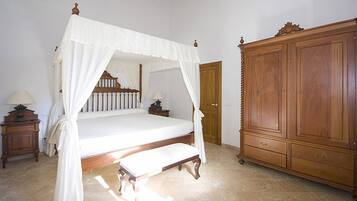 4 bedrooms, iron/ironing board, free WiFi, bed sheets