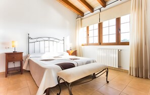 4 bedrooms, iron/ironing board, free WiFi, bed sheets