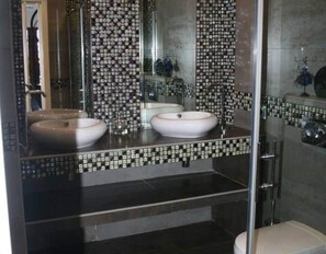 Dusche, Haartrockner, Handtücher