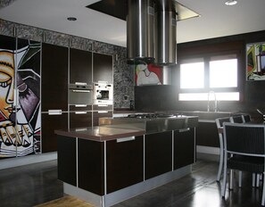 Frigorifero, microonde, forno, piano cottura