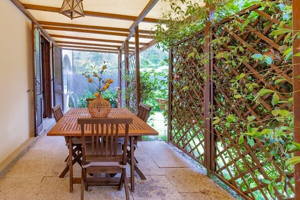 Outdoor dining