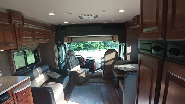 Interior - Luxury 2-bedroom RV in fabulous Woodbury with WiFi, AC (Woodbury)