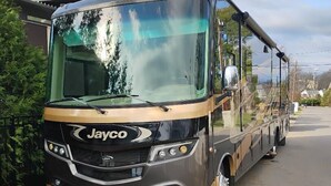 A bus parked on a street. - Luxury 2-bedroom RV in fabulous Woodbury with WiFi, AC (Woodbury)