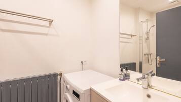 Een douche, een haardroger, handdoeken