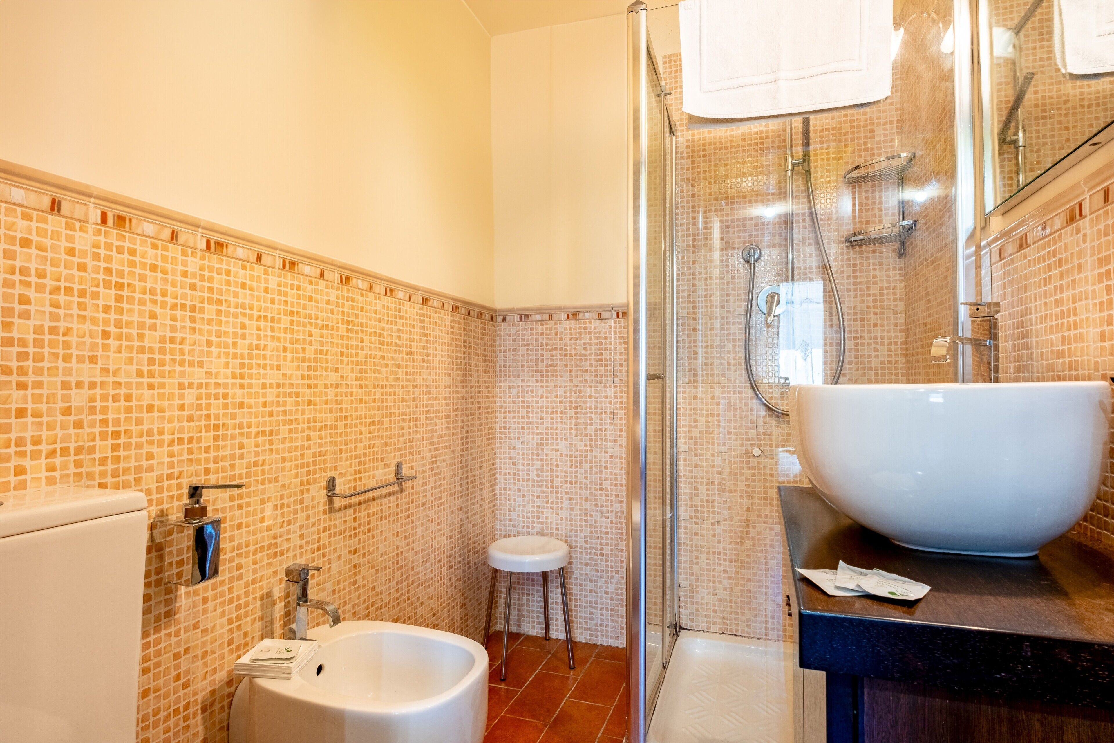 Douche, sèche-cheveux, serviettes fournies