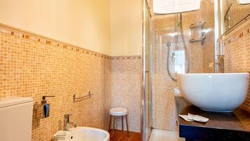 Douche, sèche-cheveux, serviettes fournies