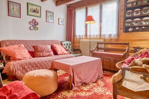 Télévision, cheminée, lecteur de DVD, table de tennis de table