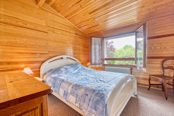 2 bedrooms, iron/ironing board, bed sheets - Charming House with Large Garden – Perfect for Families, Near Pool, Tennis & Nature (La Roche-Chalais)