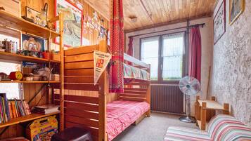 2 slaapkamers, een strijkplank/strijkijzer, beddengoed