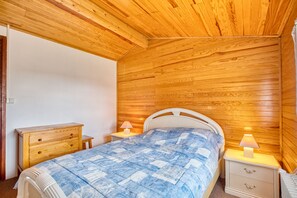 2 bedrooms, iron/ironing board, bed sheets