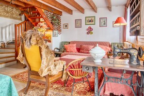 Télévision, cheminée, lecteur de DVD, table de tennis de table