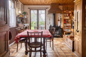 Dining - Charming House with Large Garden – Perfect for Families, Near Pool, Tennis & Nature (La Roche-Chalais)