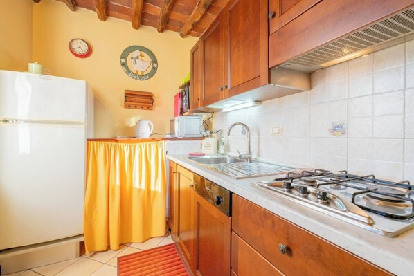 Frigorifero, microonde, forno, piano cottura