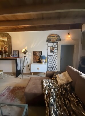 Una televisión, un reproductor estéreo