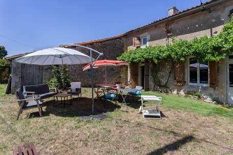 Outdoor dining. Stay at La Grange des Zarts: Renovated House, Wi-Fi, Parking, Between Nature and Culture