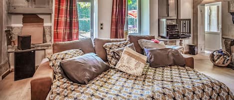 1 bedroom, iron/ironing board, bed sheets