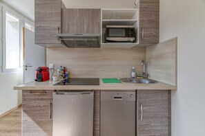 Refrigerador, microondas, horno, placa de cocina