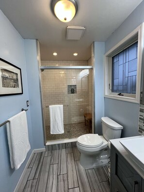 Regadera, amenidades de baño ecológicas, secadora de cabello, toallas 