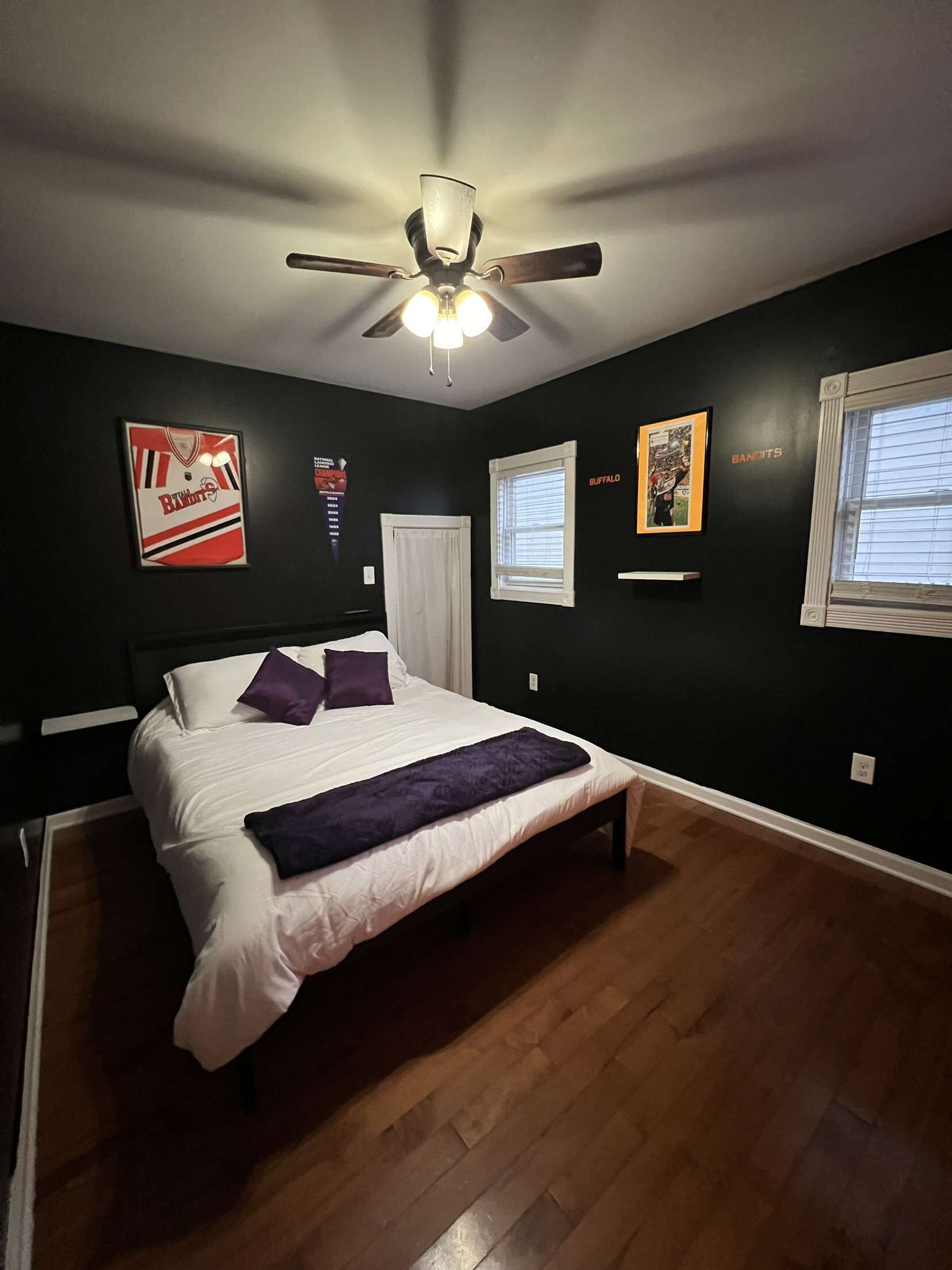 4 makuuhuonetta, työpöytä, silitysrauta/-lauta, vauvan matkasänky