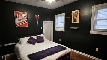 4 makuuhuonetta, työpöytä, silitysrauta/-lauta, vauvan matkasänky