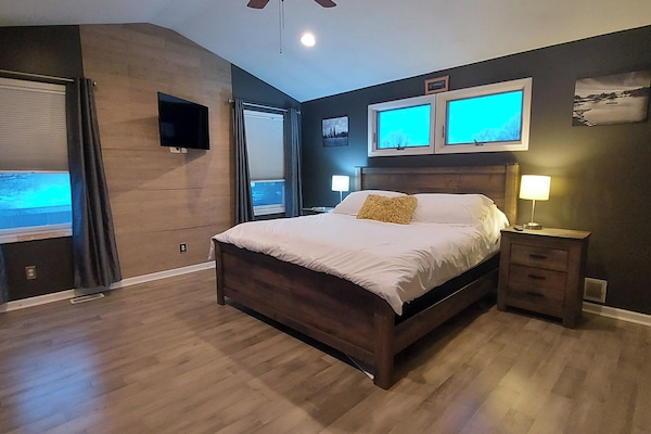 4 chambres, bureau, fer et planche à repasser, lit parapluie