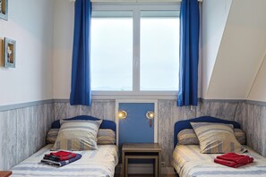 3 bedrooms, free WiFi, bed sheets - House 'Ti Bihan - Perros Guirec' 3 stars 100m from the beach, sea view, terrace, private garden, private garage (Perros-Guirec)